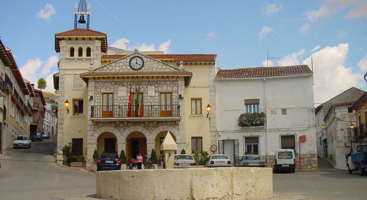 El ayuntamiento con una plaza y una fuente