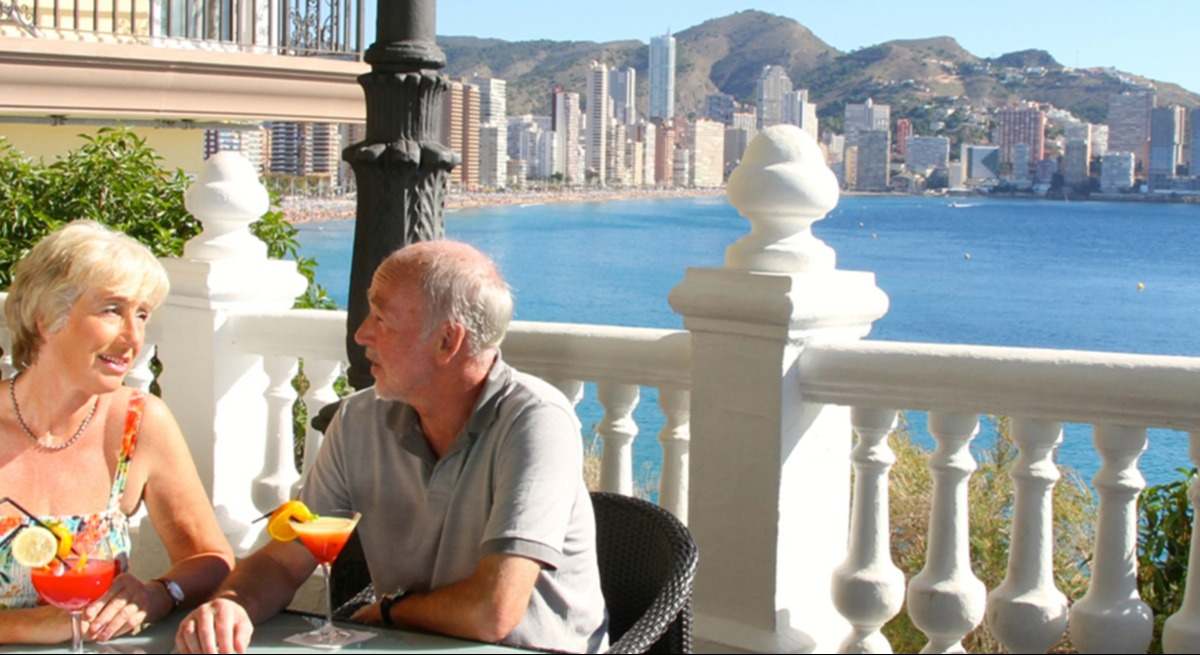 Turistas senior en Benidorm.