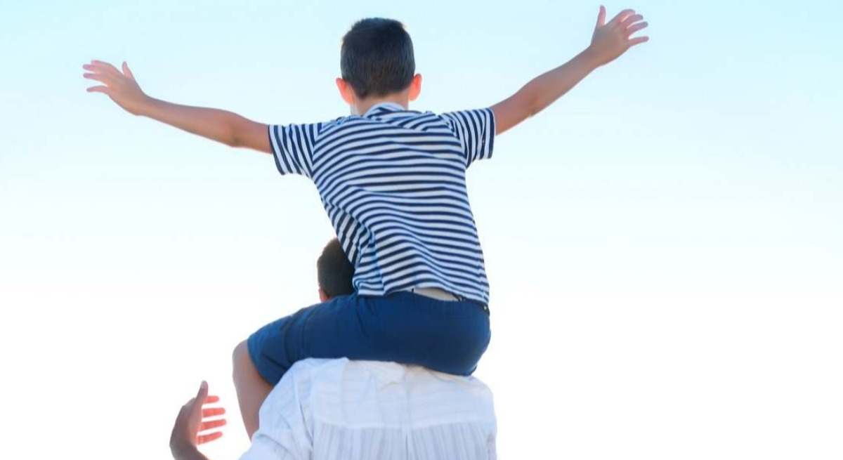 Padre con un hijo a cuestas