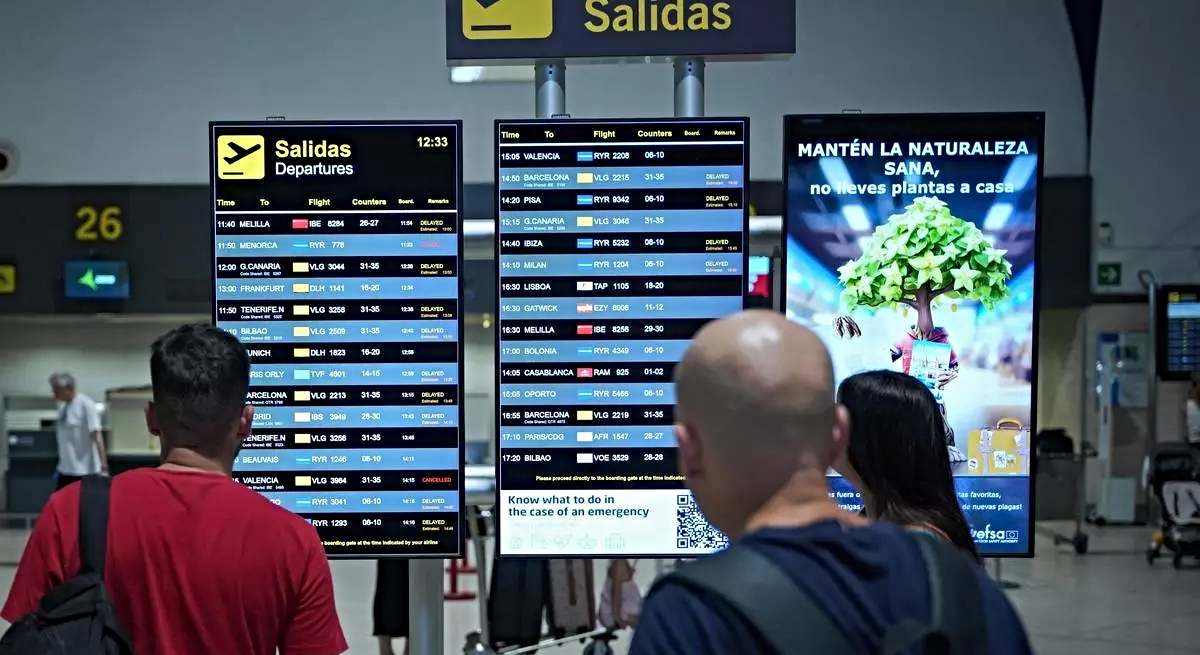 Viajeros en una terminal de aeropuerto / EP