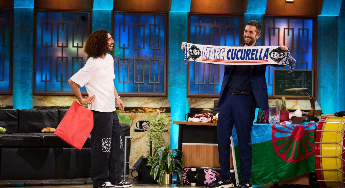 Marc Cucurella en el programa de David Broncano llevando un regalo para el presentador 