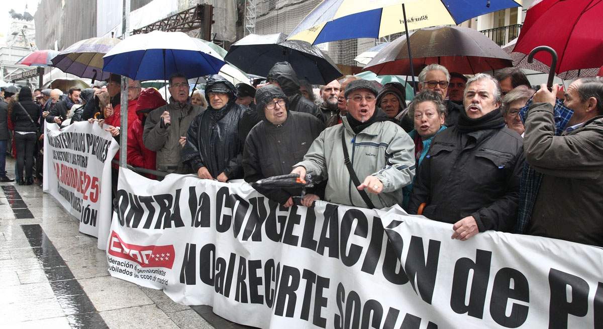 EuropaPress_1547594_pensionistas_hacen_frente_lluvia_manifiestan_hacienda_protestar_subida_025.jpg