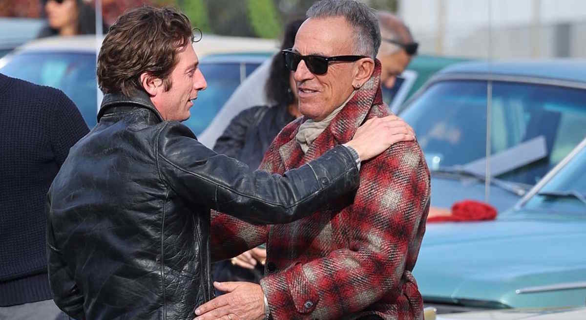 Bruce Springsteen saluda a Jeremy Allen White el el rodaje de su biopic
