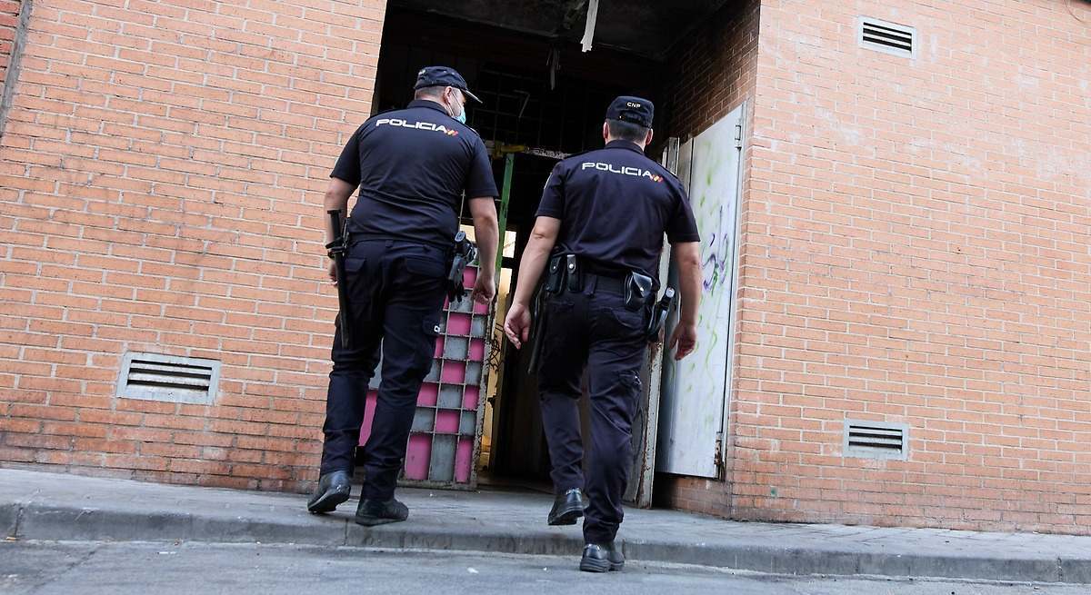 Dos agentes de la Policía entran a desalojar una vivienda. EP