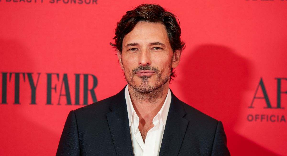 Andrés Velencoso posando en un photocall