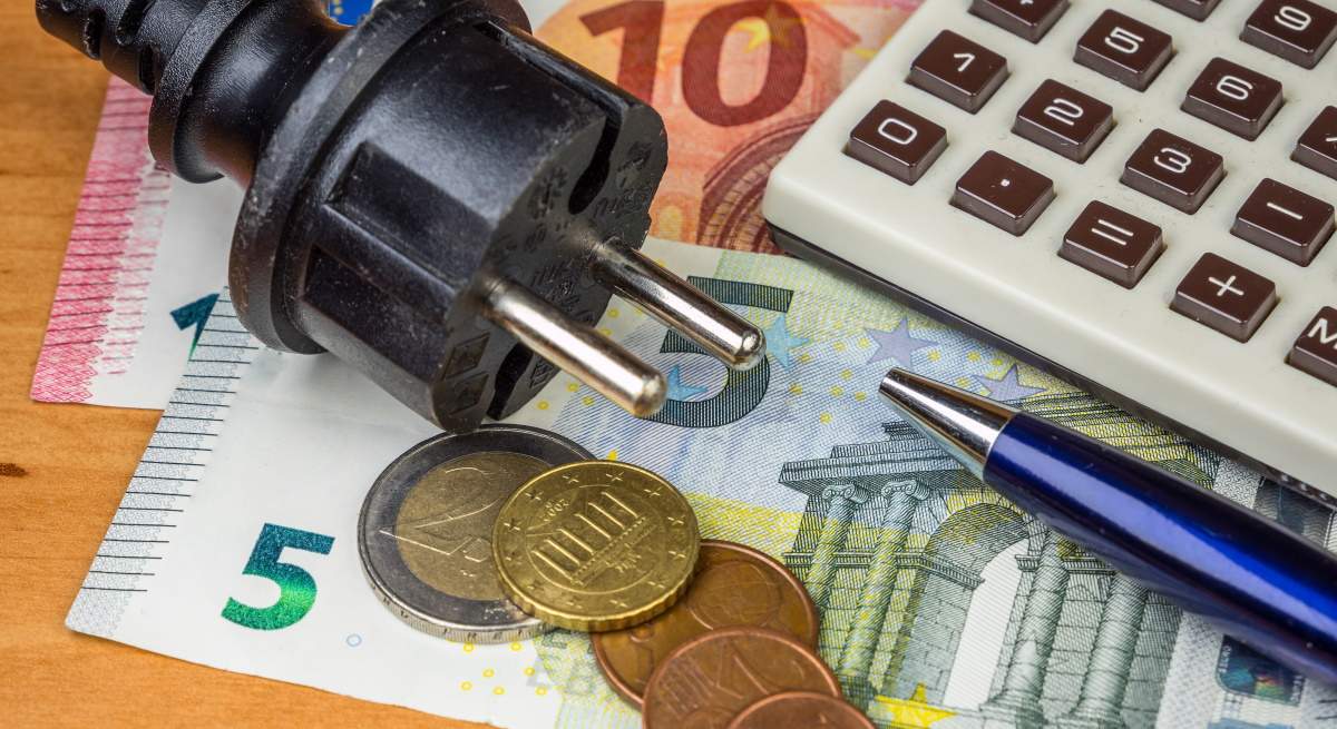 clavija-enchufe-euros-calculadora-precio-luz-dreamstime.jpg