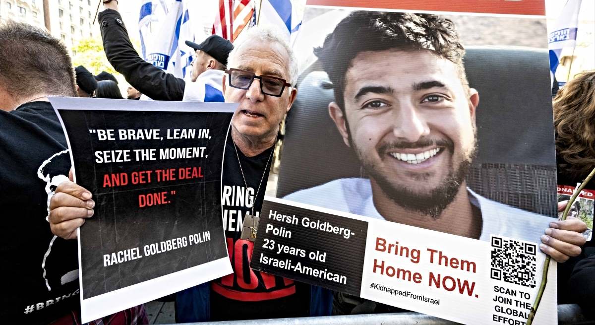 Un manifestante lleva un cartel con la imagen del joven Hersh Goldberg-Polin, tomado como rehén por Hamás el 7 de octubre de 2023 / EP
