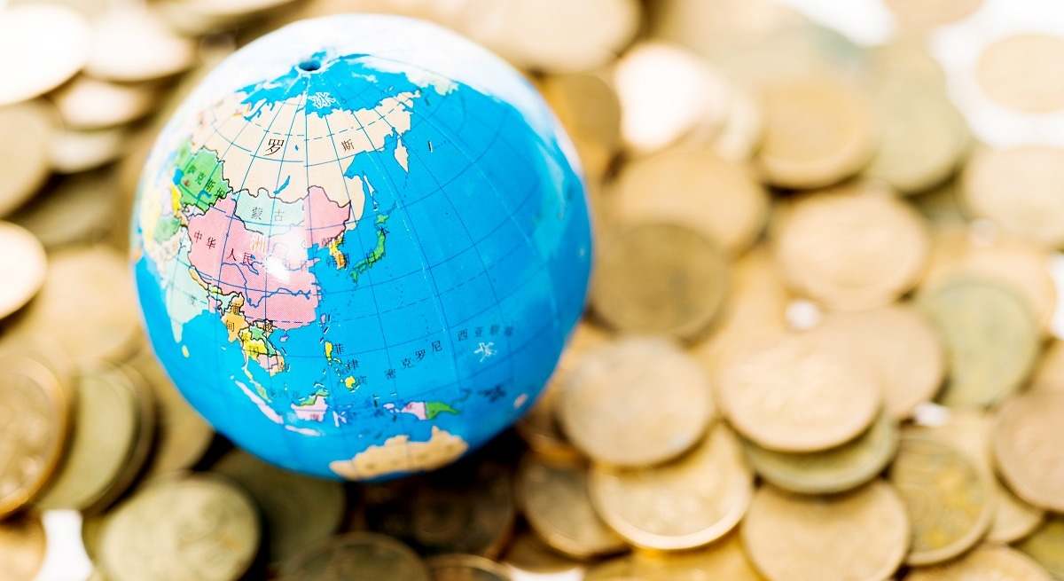 Bola del mundo sobre monedas
