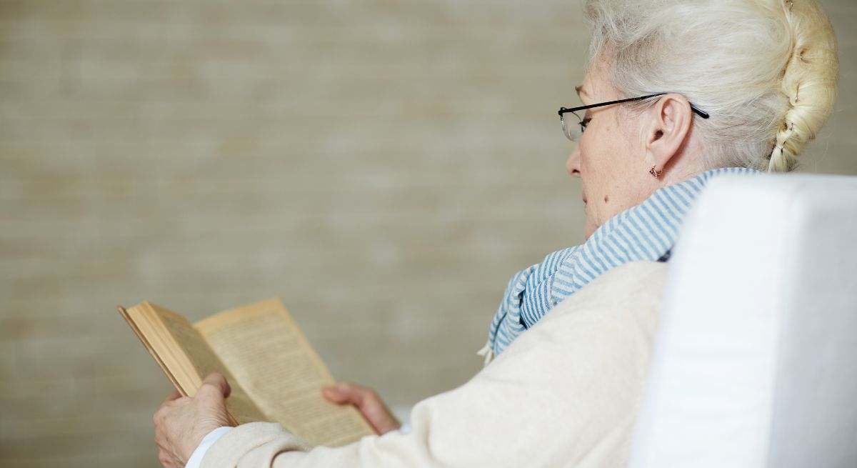 jubilada-lee-libro-espaldas-getty.jpg