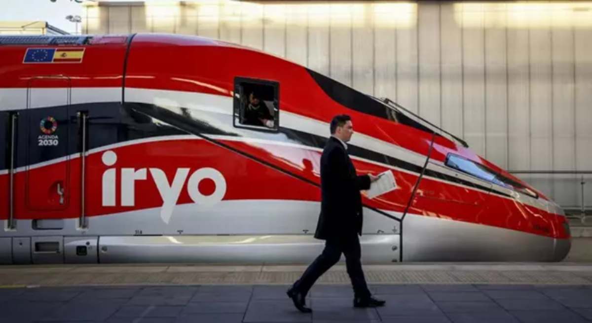 Una persona pasa por delante de un tren de Iryo / EP