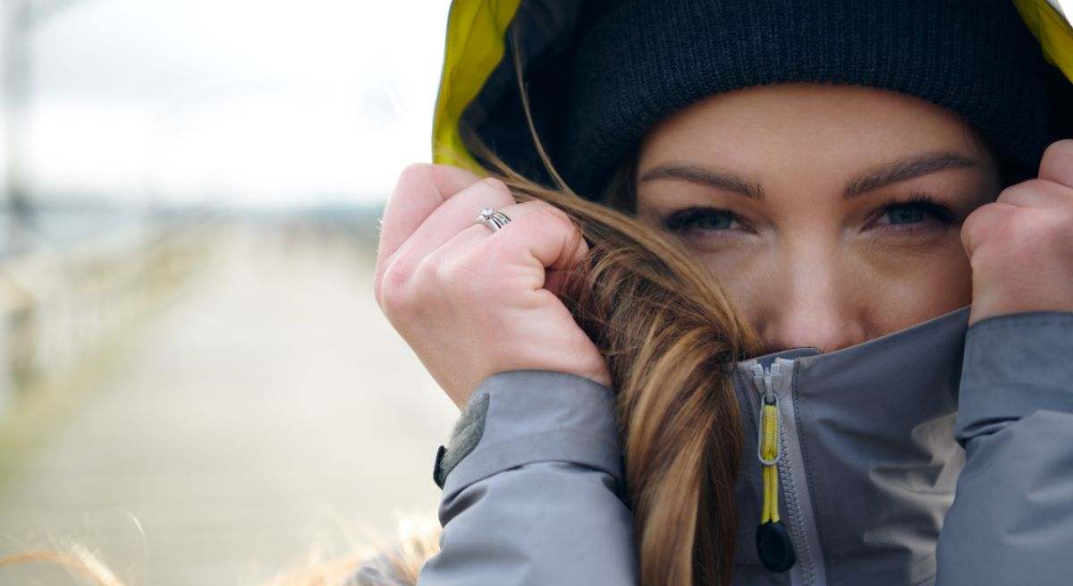 Una mujer usa la chaqueta ante la bajada de temperaturas