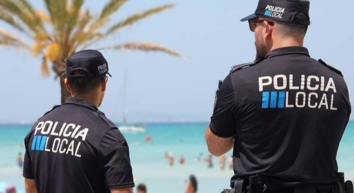 Dos agentes de la Policía Local vigilan una playa