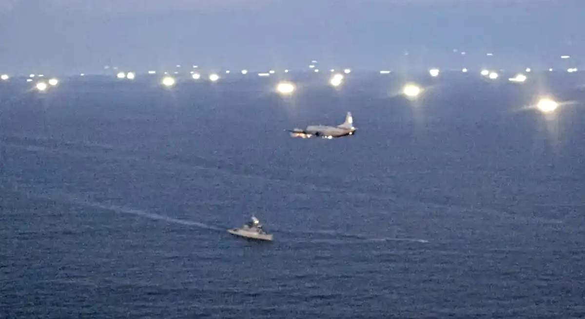Un barco y un avión de Argentina ante cientos de pesqueros chinos, que encienden sus luces para atraer a los calamares / Armada Argentina