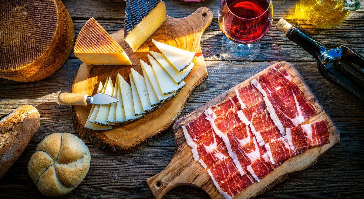 Jamón junto con otros alimentos típicos de España