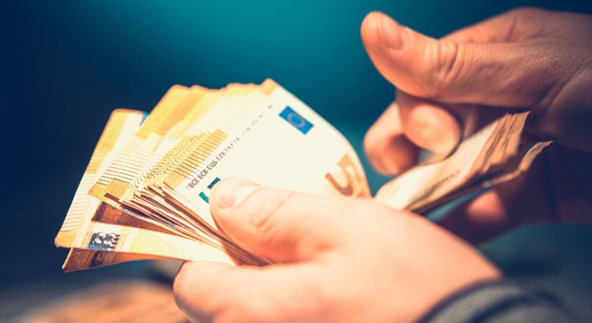 Mano cuenta dinero billetes 50 euros