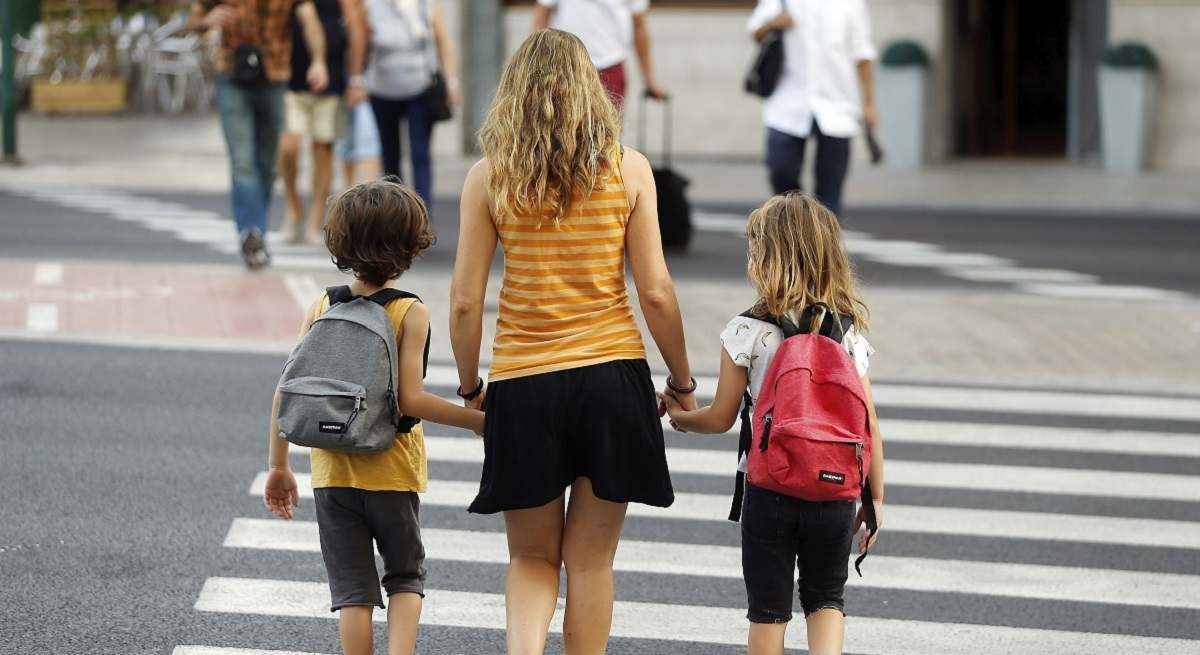 Una mujer con dos menores