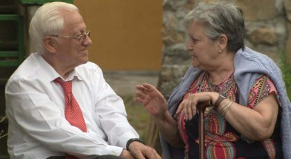 Dos personas mayores conversan / EP