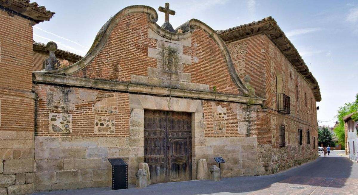 La fachada de ladrillo de la Cartuja en Talamanca