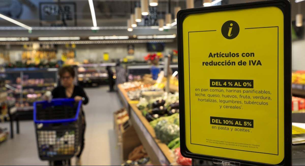 Cartel en un supermercado anunciando la rebaja del IVA de los alimentos. Foto: Efe