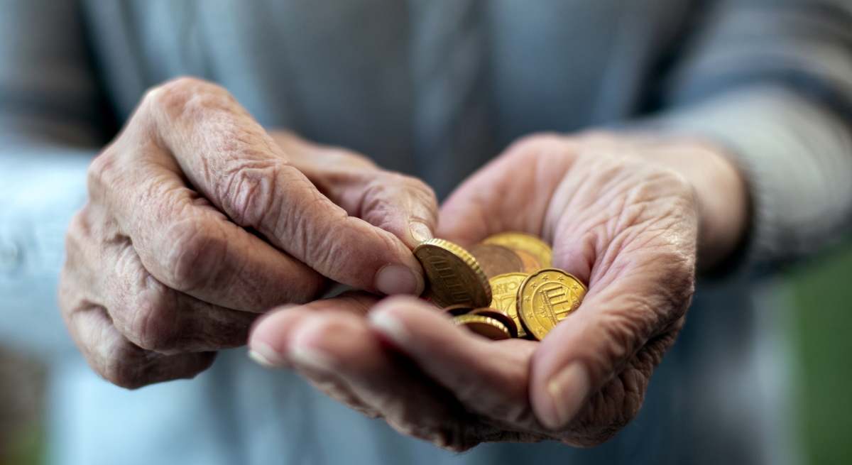 manos-monedas-istock.jpg