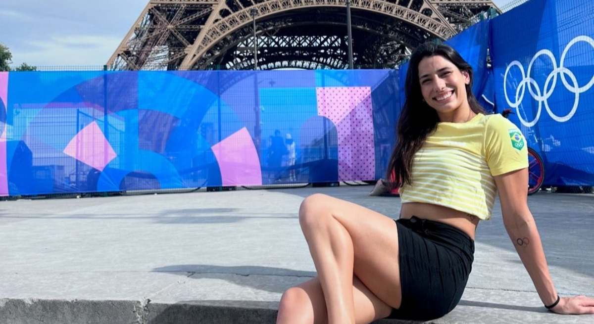 Ana Carolina Vieira posando junto a la Torre Eiffel, París