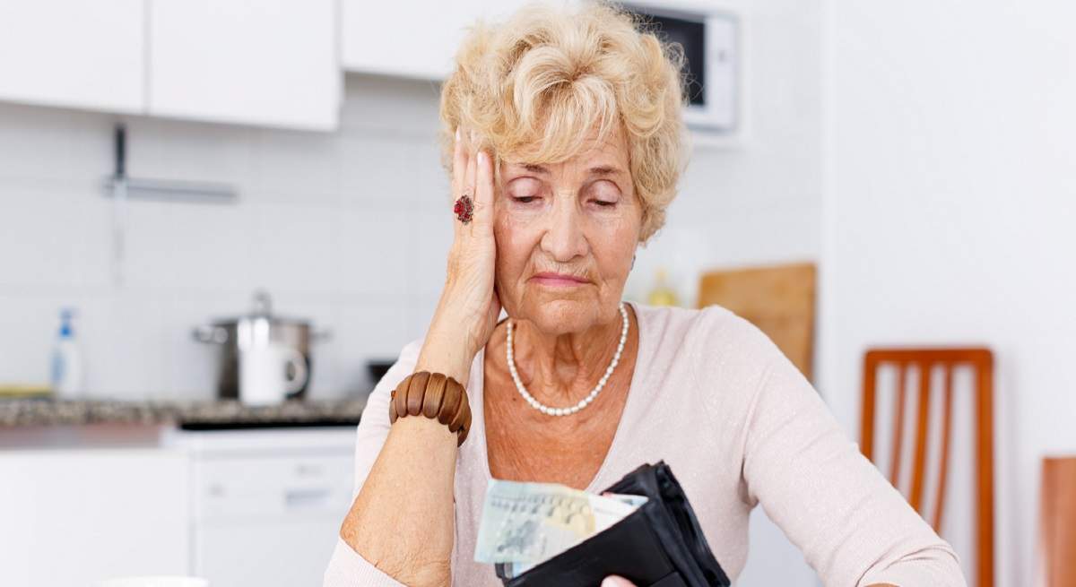 1200-x-655-Pensionista-revisando-los-euros-que-le-quedan-en-la-billetera-JackF.jpg