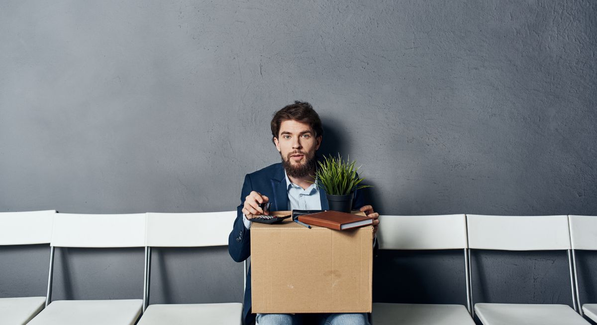 trabajador-despedido-sentado-caja-canva.jpg
