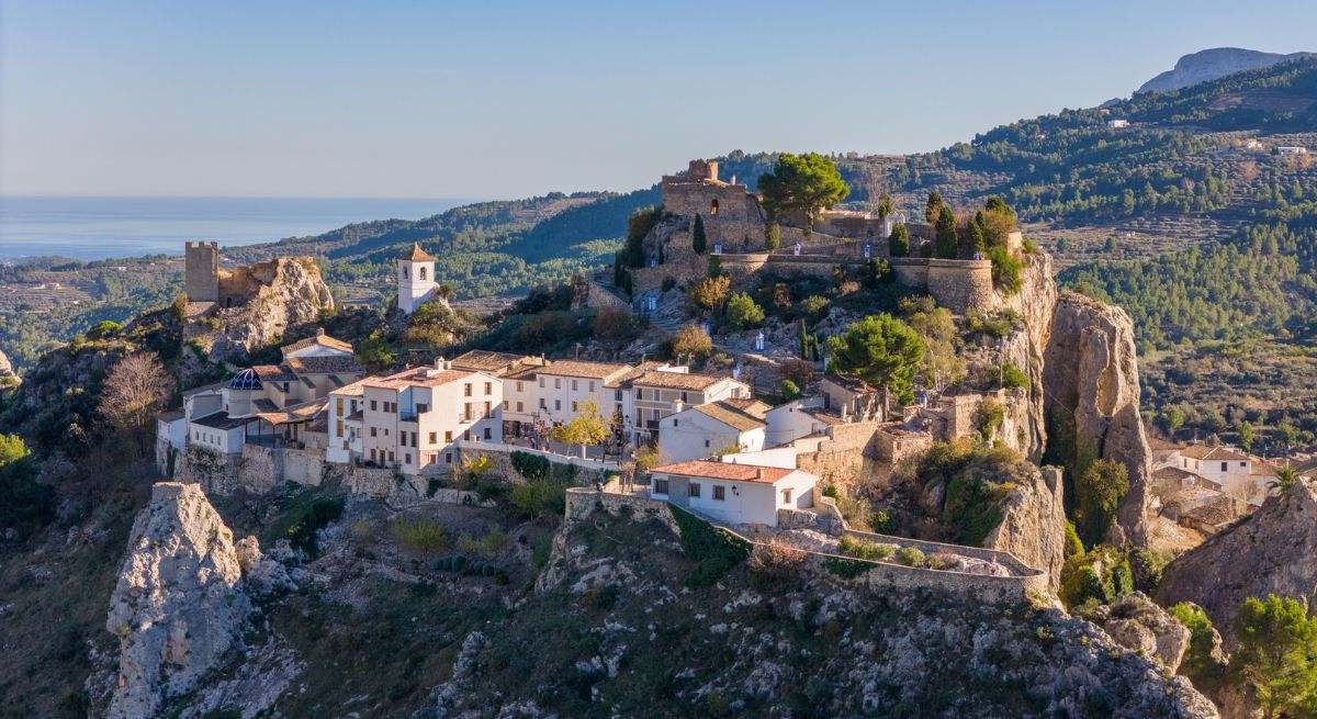 La ciudad alicantina de Guadalest en la cima de un risco