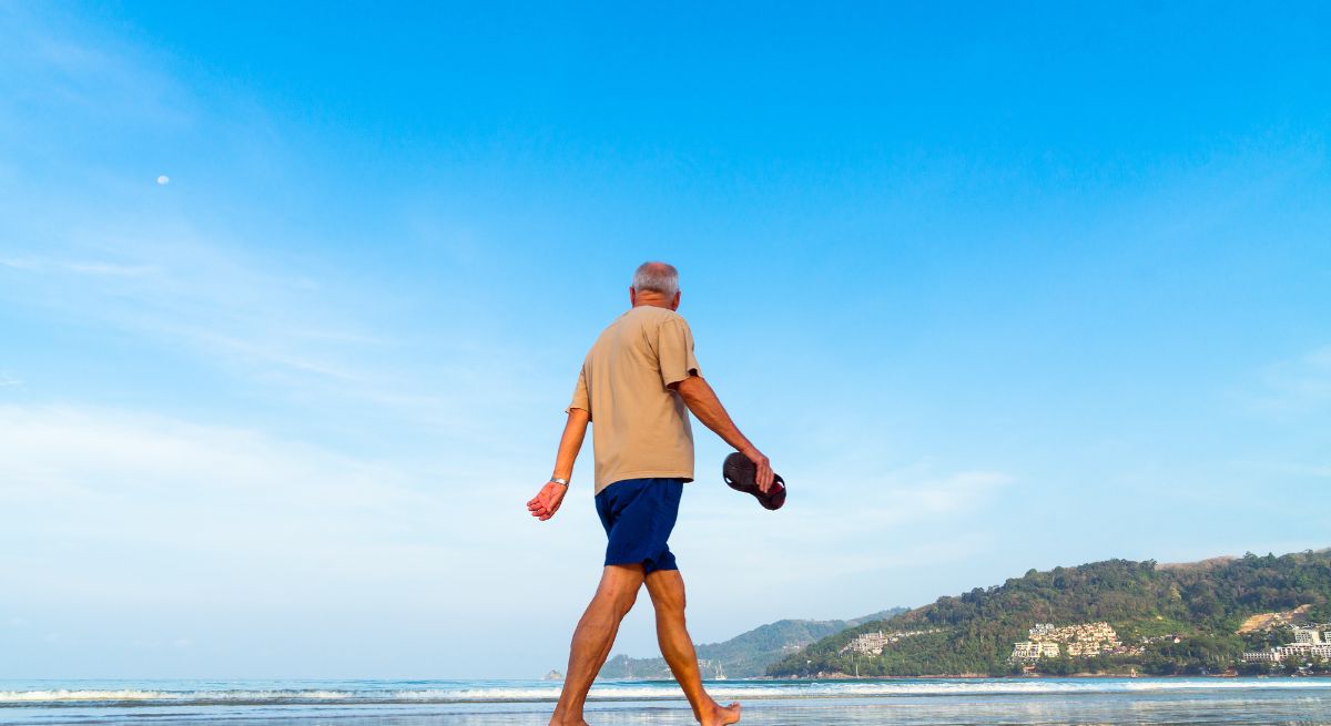 jubilado-camina-playa-contrapicado-pixabay.jpg