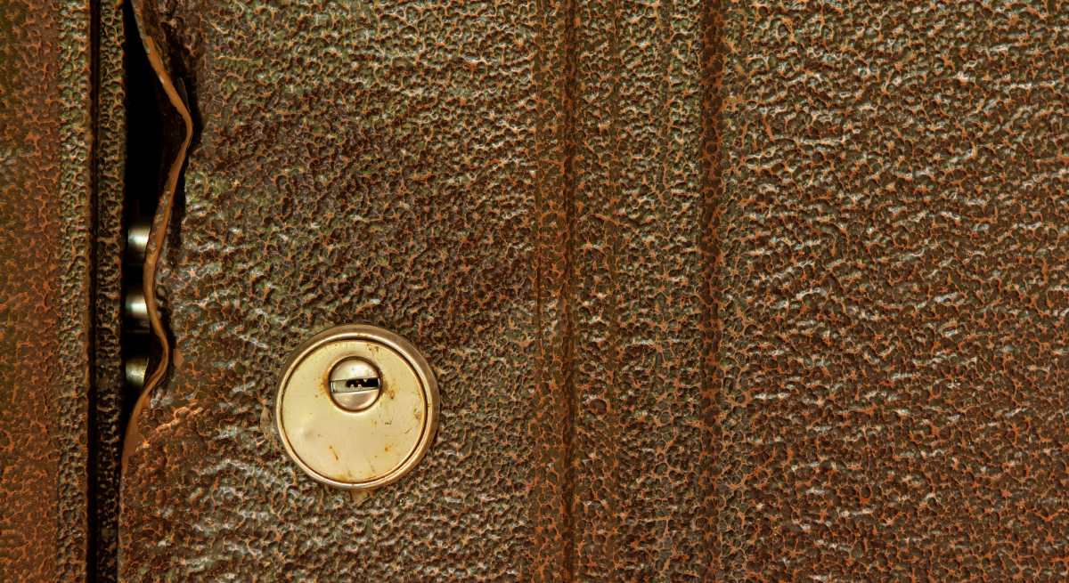 cerradura-forzada-puerta-iStock-1483487449.jpg