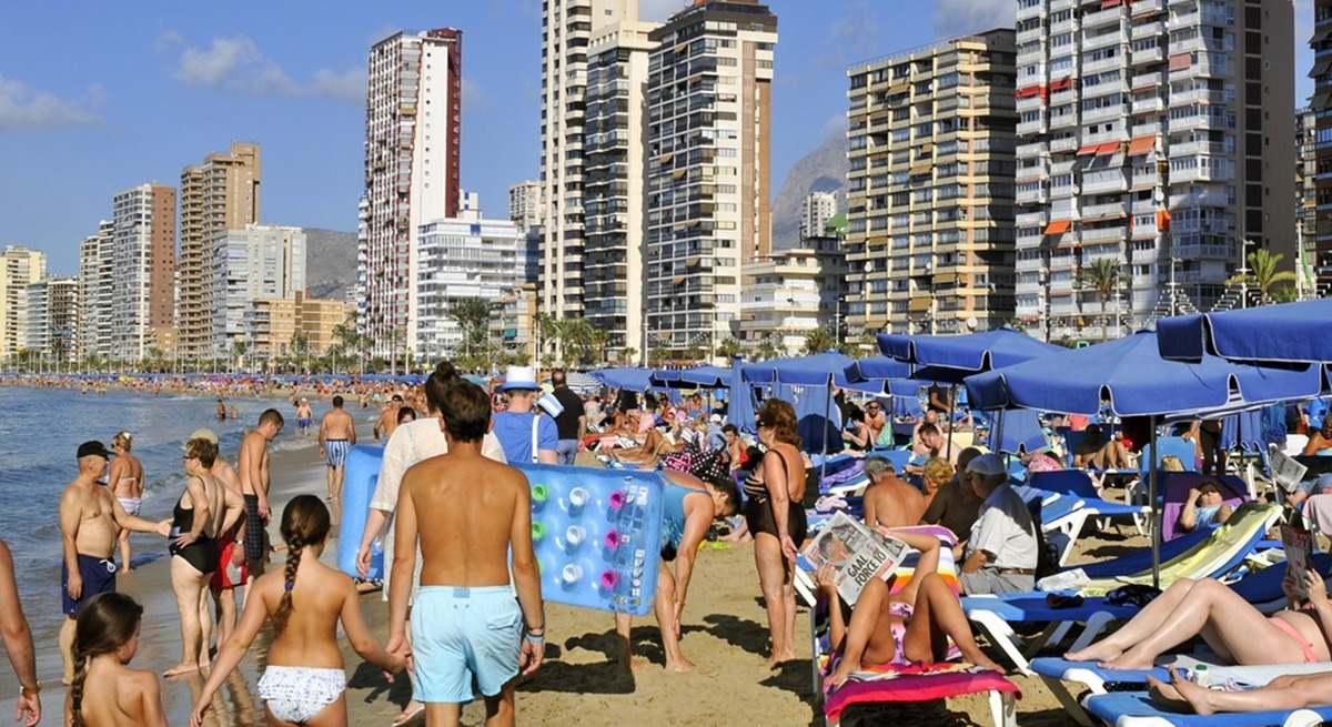 Vista de una playa de Benidorm en verano.
