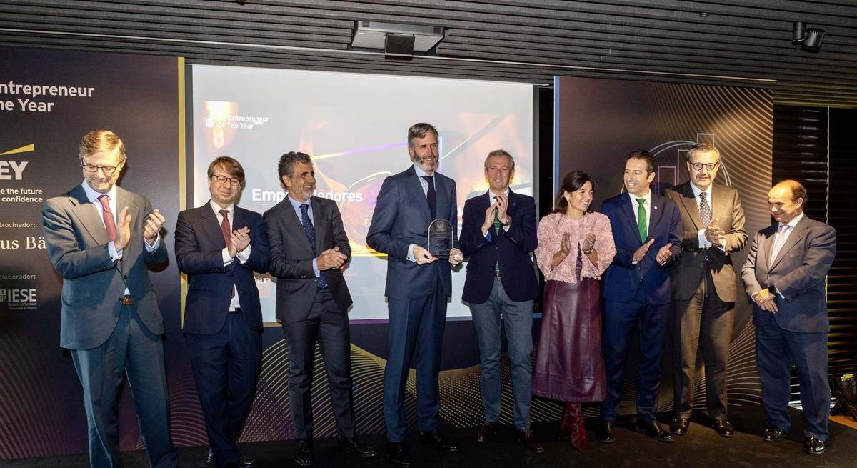 Enrique García posa con el galardón en la XXVIII Gala Premio Emprendedor del Año de EY por Galicia y Asturias.