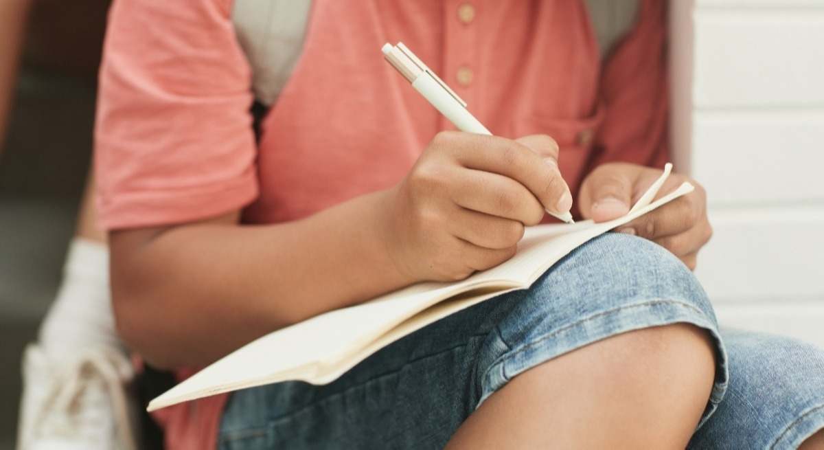 adolescente-escribiendo-canva