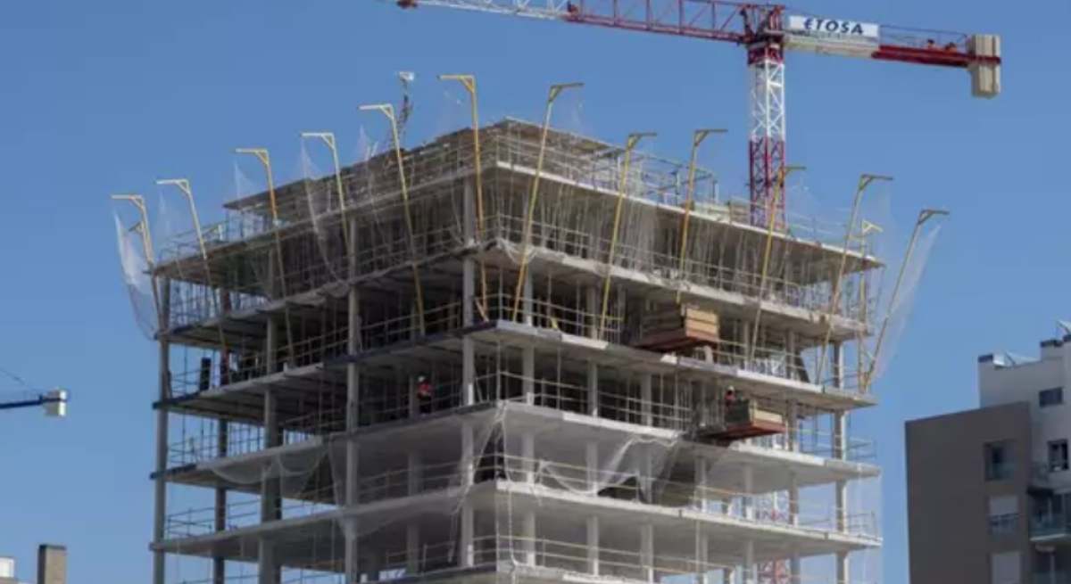Un edificio en construcción / EP