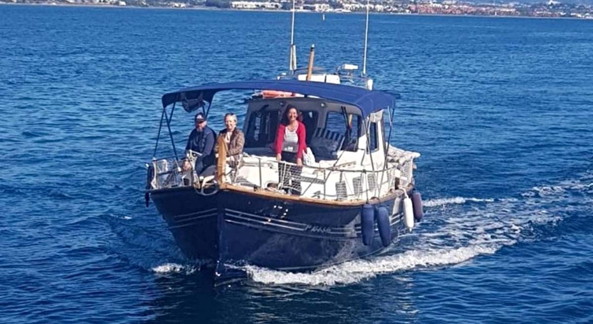 Una embarcación que realiza turismo marinero