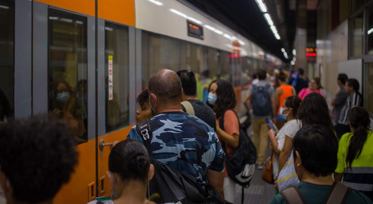EuropaPress_4670646_viajeros_suben_tren_andenes_estacion_sants_septiembre_2022_barcelona-1.jpg