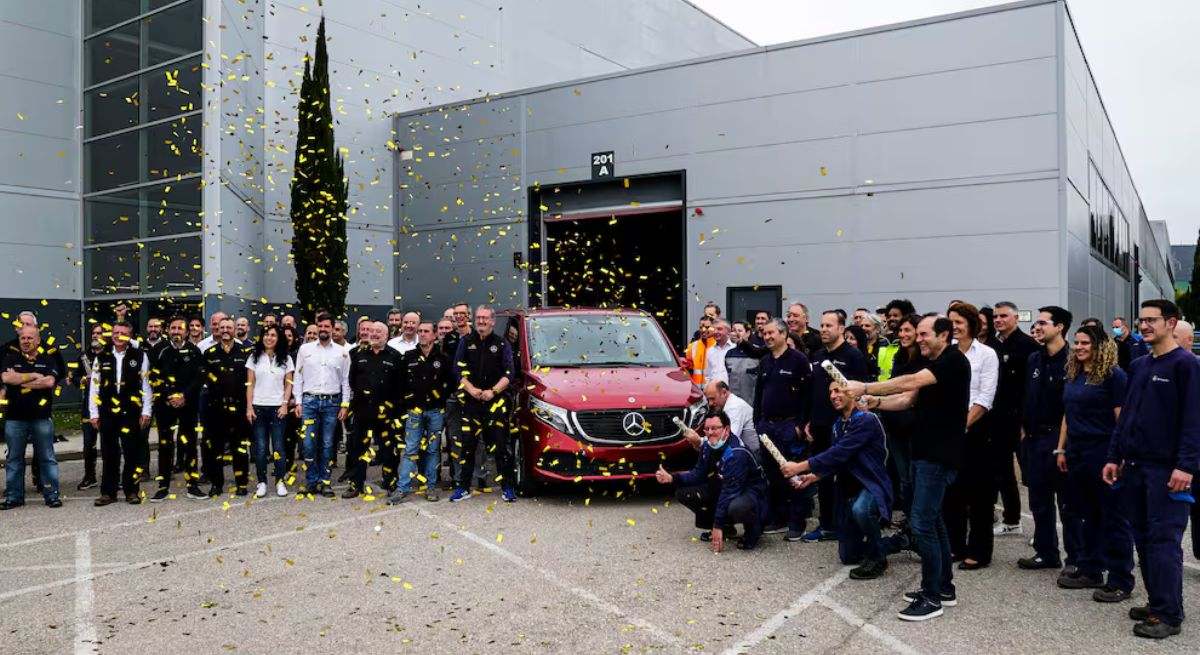Trabajadores de Mercedes-Benz festejando