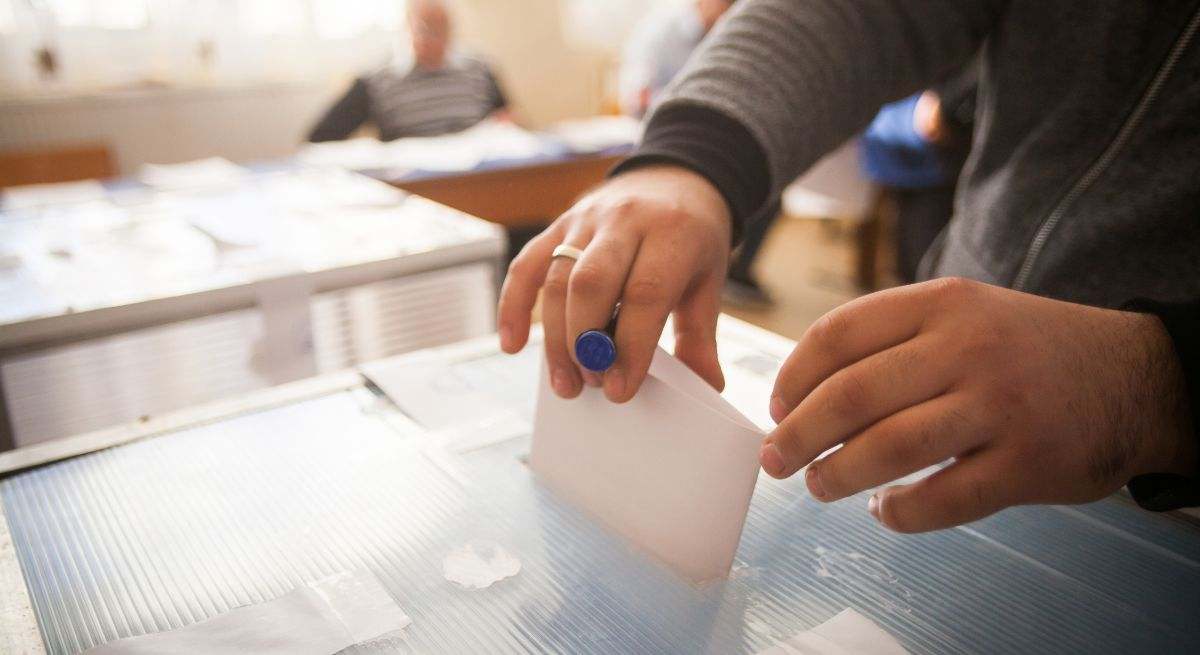 urna-en-un-colegio-electoral-isotck.jpg