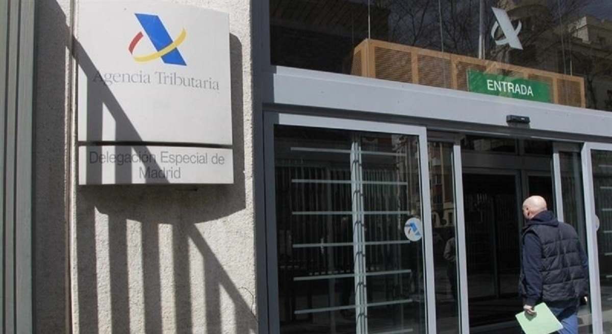 Una persona entra a una delegación de la Agencia Tributaria