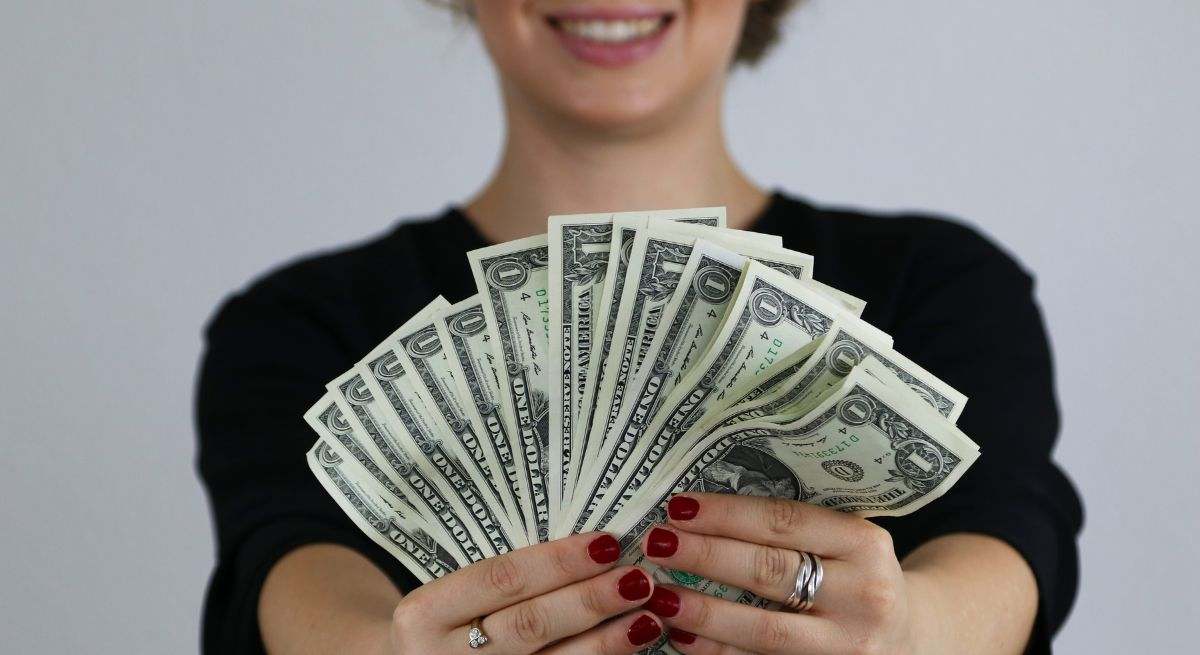 Una mujer gana mucho dinero gracias a las redes sociales