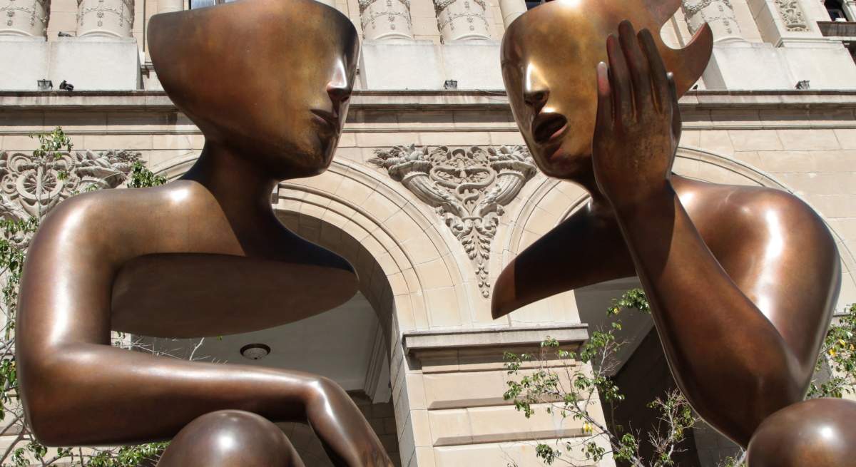 conversacion-entre-estatuas-dreamstime.jpg