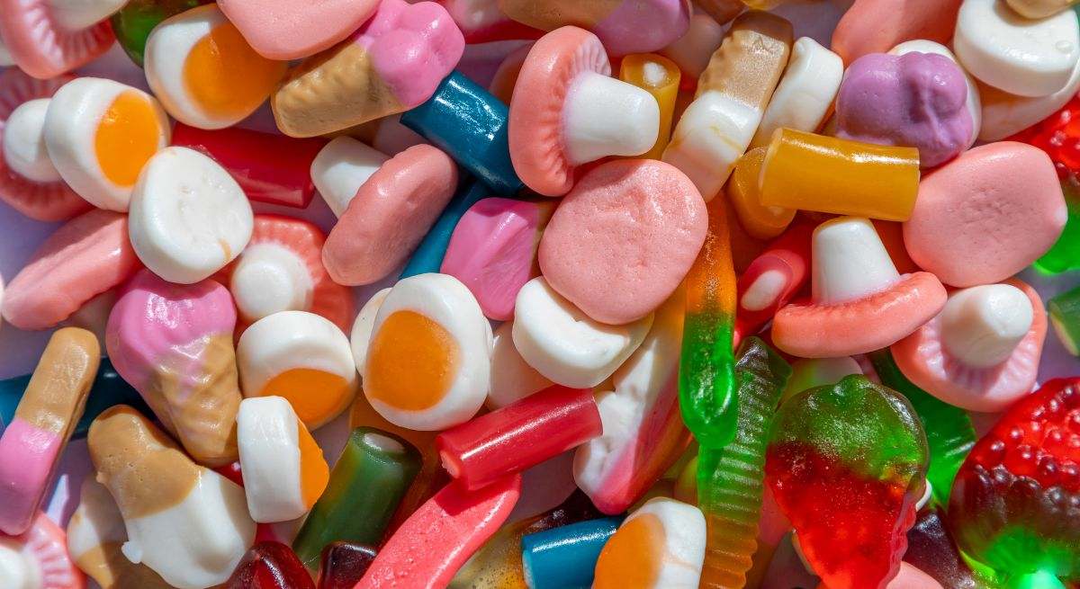 Un equipo de periodistas entra en una empresa que permite mostrar cómo elaboran sus golosinas: "Es todo en polvo, excepto la glucosa"