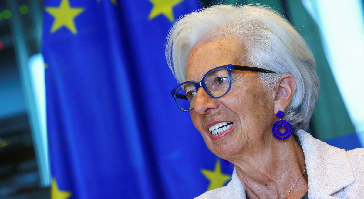 christine-lagarde-presidenta-banco-central-europeo-bce-bandera-ue-5junio2022-reuters-1200x655.jpg