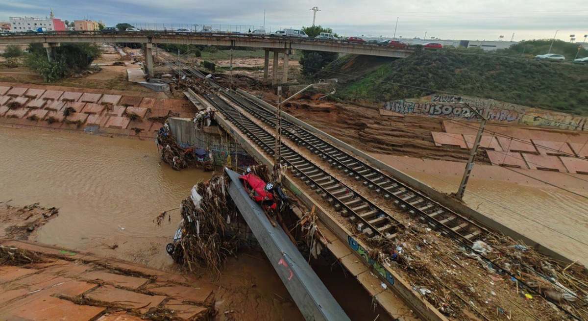 Un viaducto de Cercanías en el Barranco del Poyo.
