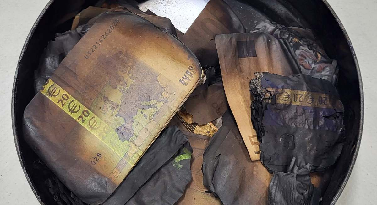 Dinero quemado en un incendio.