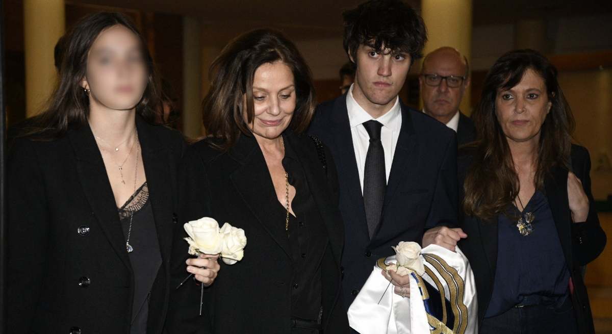 Nuria González y sus hijos en el funeral de Fernando Fernández Tapias