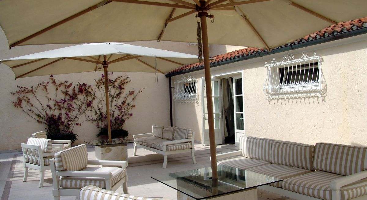 Adiós a la sombrilla: esta es la solución más popular para proteger terrazas y jardines frente al sol y el calor del verano