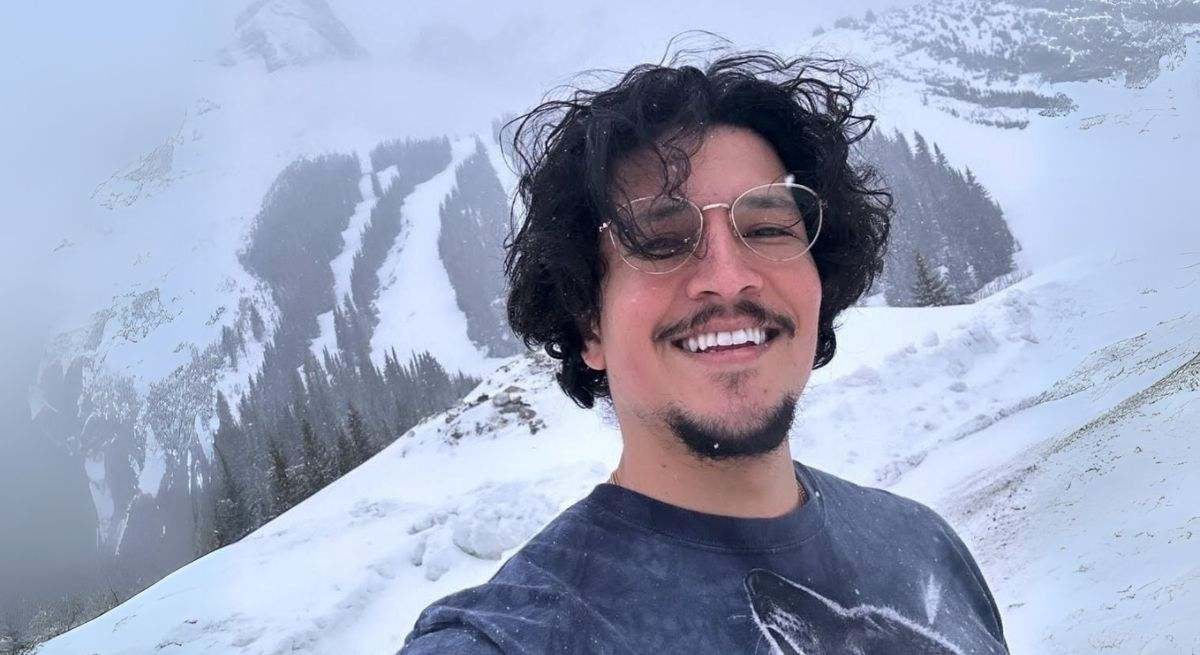 el actor posando en la nieve