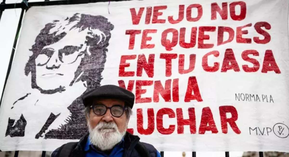 Un hombre mayor argentino protesta en la calle / EP