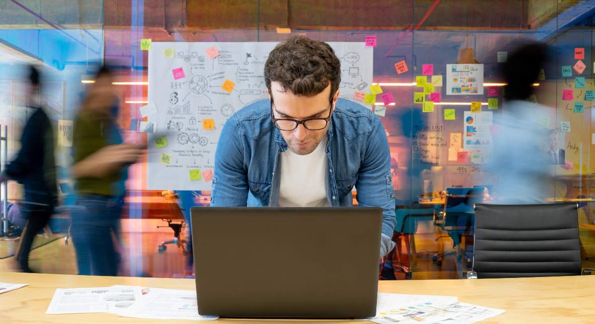Hombre-usando-su-ordenador-iStock.jpg